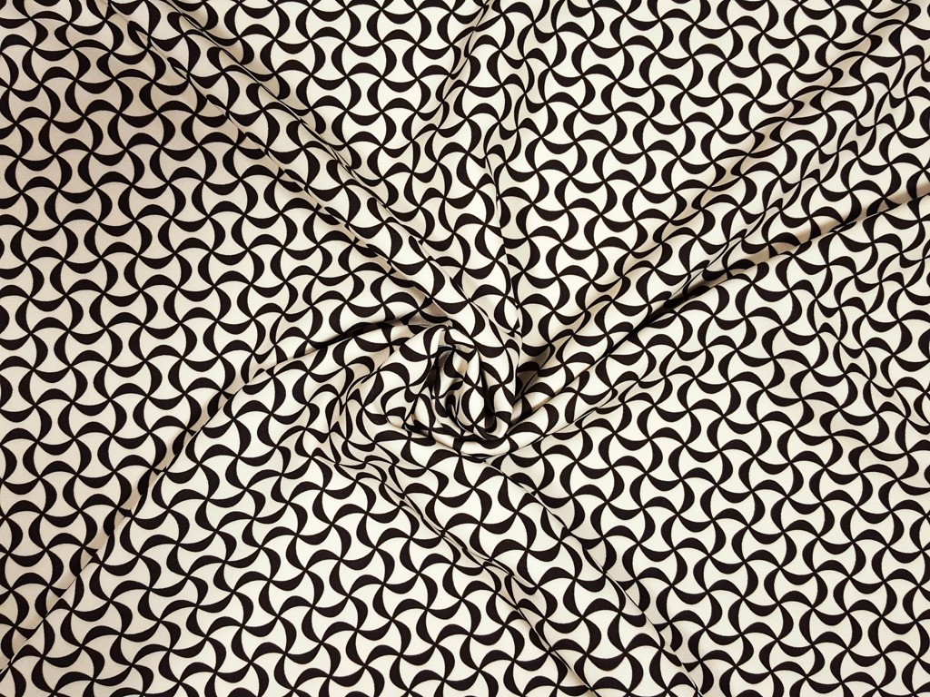 Polyesterová šatovka hnedá ilúzia 145 cm