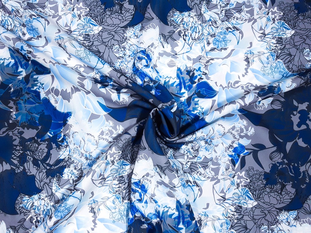Polyesterová šatovka modré kvety na ornamentoch 145 cm