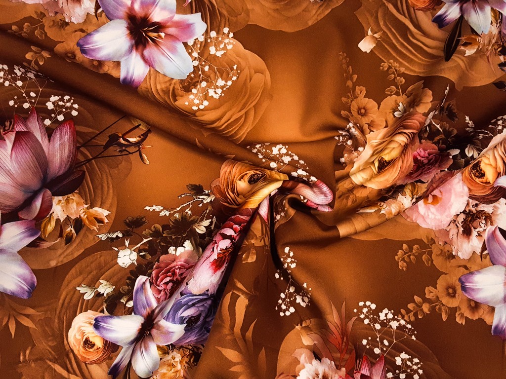 Textillux.sk - produkt Polyesterová šatovka kvetinová krása 150 cm