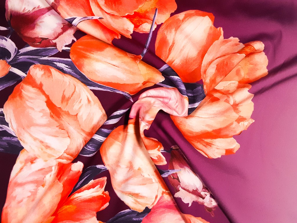Polyesterová šatovka maľovaný tulipán v bordúre 150 cm